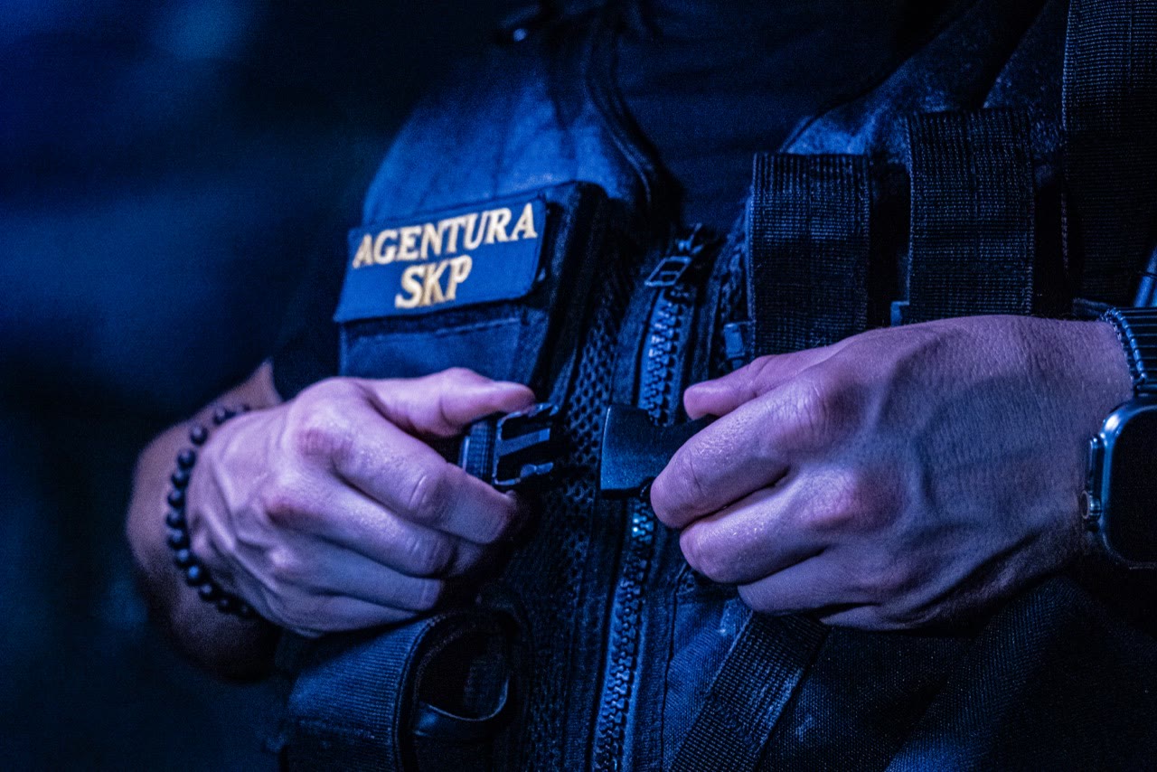 Operátor dispečinku sleduje kamerové a poplachové systémy