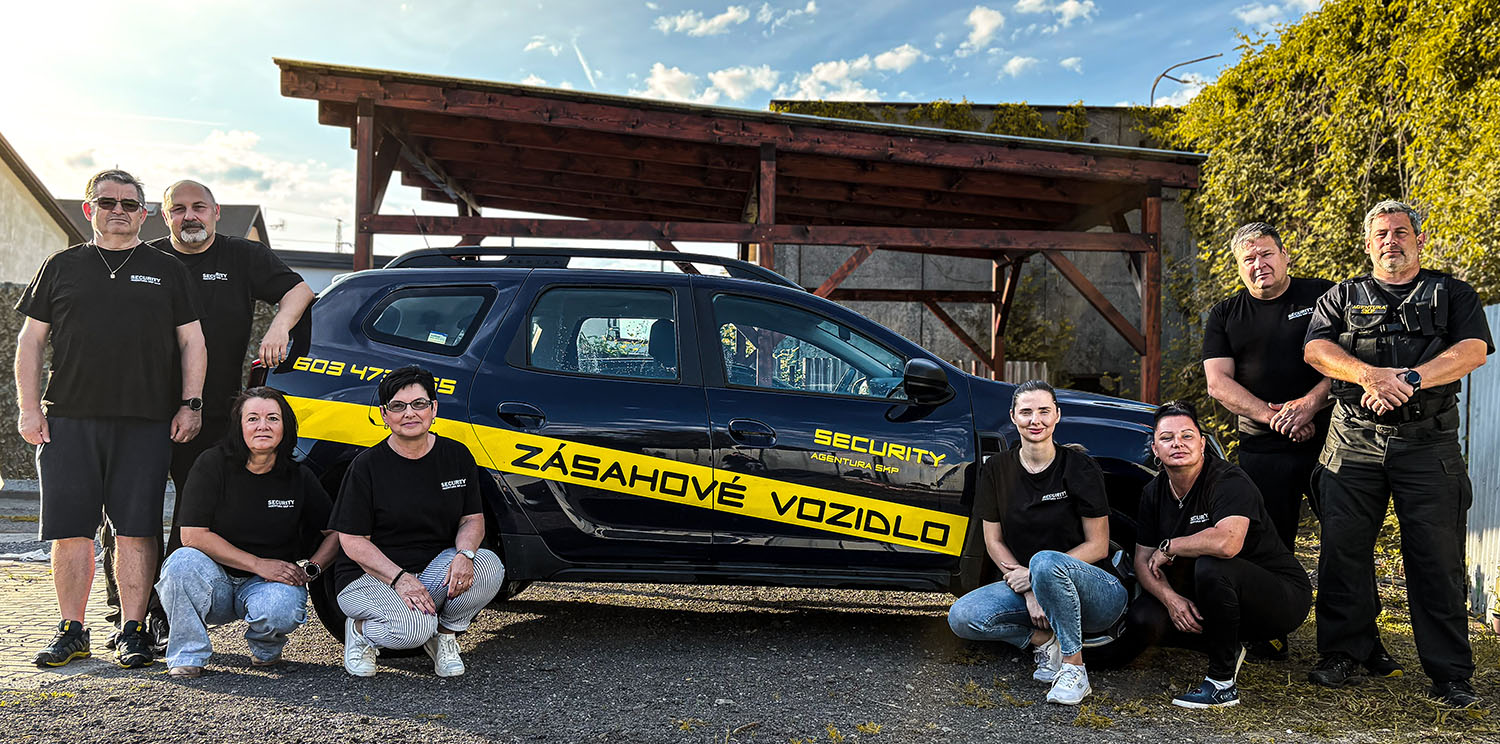Tým Agentury SKP před sídlem firmy ve Frýdku-Místku